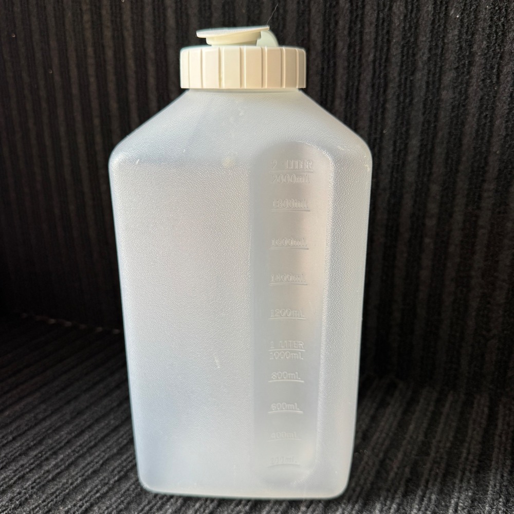 Rubbermaid Servin Saver 2 Quart Plastic Water Bottle Pitcher 2468 White Lid - Picture 4 of 8